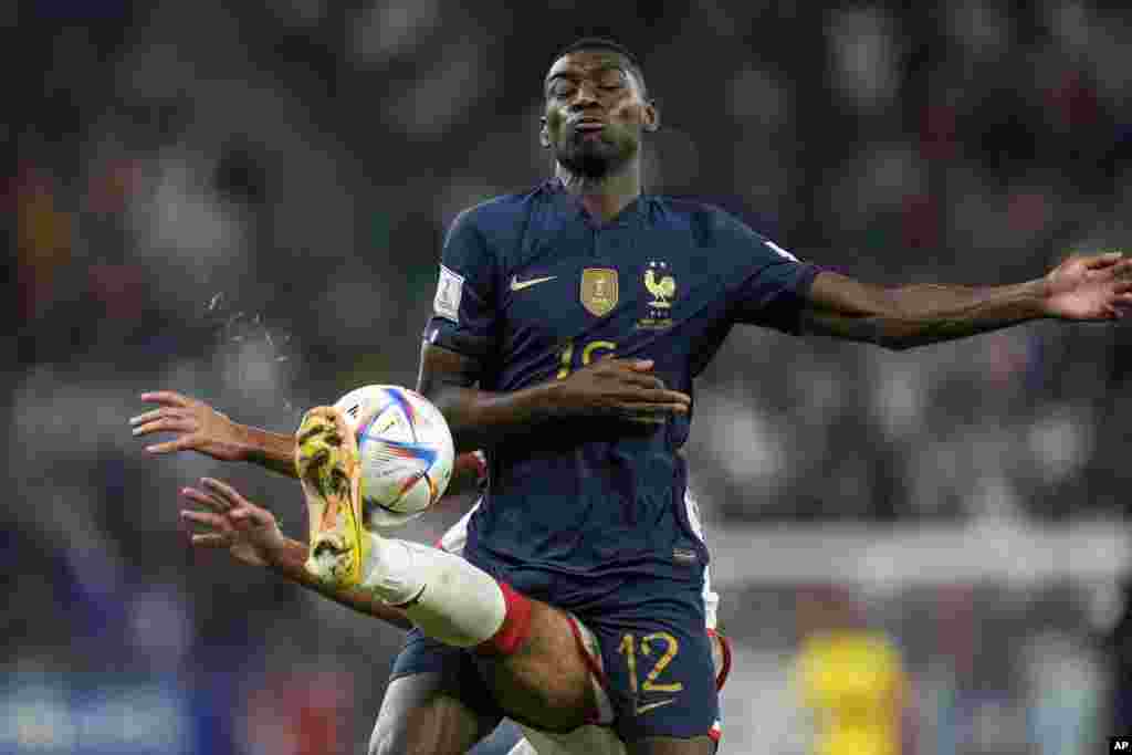 France's Randal Kolo Muani, right, fights for the ball with Tunisia's Mohamed Ali Ben Romdhane during the World Cup group D soccer match between Tunisia and France at the Education City Stadium in Al Rayyan, Qatar.