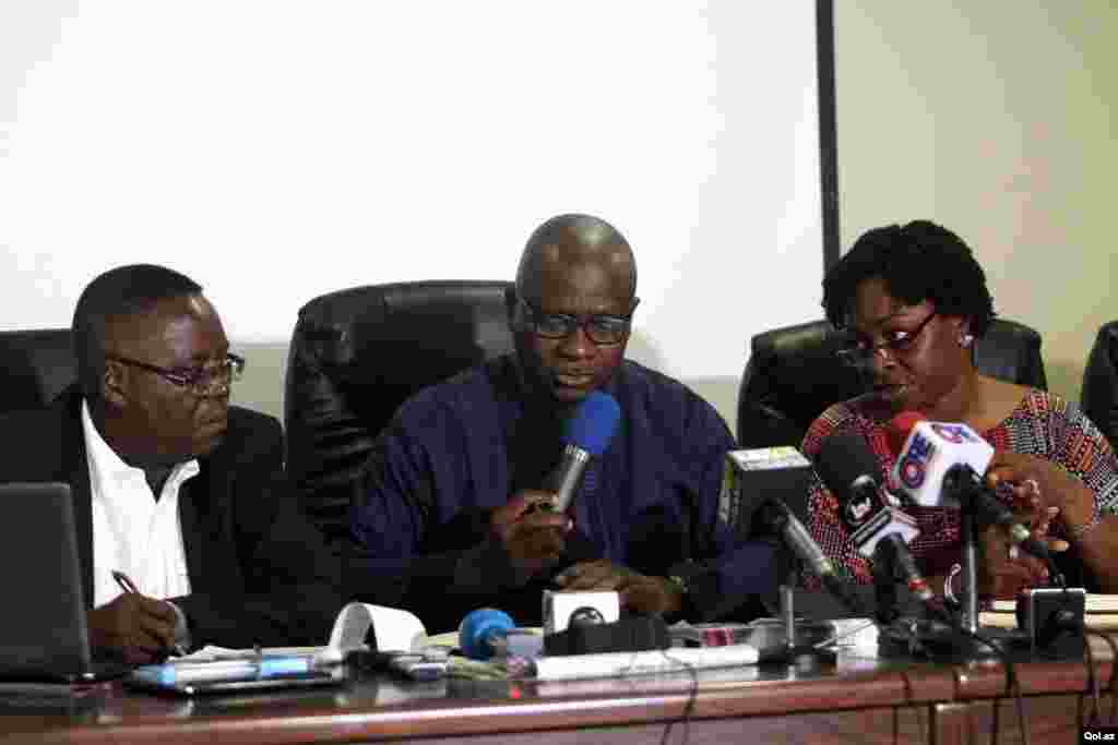 Từ trái sang phải: Giám đốc Trung tâm Kiểm soát dịch bệnh Nigeria (NCDC) Abdulsalami Nasidi và Ủy viên Y tế thành phố Lagos Jide Idris cập nhật bản báo cáo các ổ dịch Ebola trong một cuộc họp báo ở Lagos, ngày 28/7/2014.