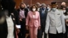 En esta foto tomada y publicada por el Departamento de Información de Malasia, la presidenta de la Cámara de Representantes de EEUU, Nancy Pelosi, (centro) recorre la casa del Parlamento en Kuala Lumpur, el martes 2 de agosto de 2022.