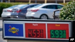 ARCHIVO: los precios de la gasolina se muestran en una estación Sunoco a lo largo de Ohio Turnpike cerca de Youngstown, Ohio, el 12 de julio de 2022.