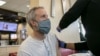 Autoridades sanitarias recomiendan mantenerse al día con sus vacunas contra el COVID-19 porque brinda la mejor protección contra resultados graves. [Foto: AP]