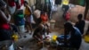 Una mujer prepara comida en un albergue para familias desplazadas por la violencia de pandillas en Puerto Príncipe, la capital de Haití, el 9 de diciembre de 2021.
