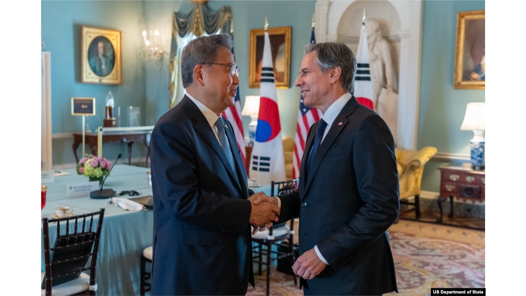 토니 블링컨 미국 국무장관(오른쪽)과 박진 한국 외교장관이 13일 워싱턴 국무부 청사에서 만나 악수하고 있다.