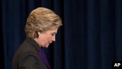 Bà Hillary Clinton bước khỏi sân khấu sau bài phát biểu chấp nhận thất cử ở New York, ngày 9 tháng 11, 2016. 