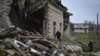 Un zapador ucraniano inspecciona un edificio destruido durante una operación de desminado en una zona residencial en Novoselivka, en la región de Donetsk, Ucrania, el 16 de noviembre de 2022. (AP Foto/Andriy Andriyenko)