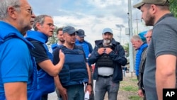 El director general de la OIEA, Rafael Mariano Grossi (segundo a la derecha.) conversa con miembros del gobierno ucraniano en la visita del grupo de expertos que lidera para visitar la planta de energía nuclear de Zaporizhzhia, en Ucrania, el 1 de septiembre de 2022.
