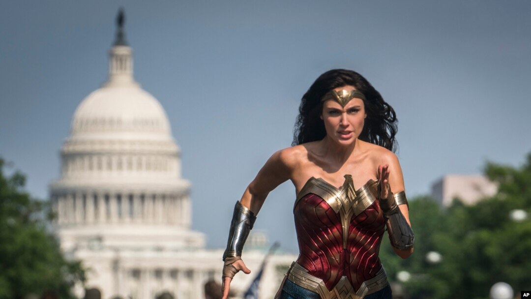 Esta imagen compartida por Warner Bros. Pictures muestra a Gal Gadot como la Mujer Maravilla en una escena de "Wonder Woman 1984." Warner Bros. realizará un evento virtual de 24 horas en agosto con los héroes más grandes del universo de DC Comics.