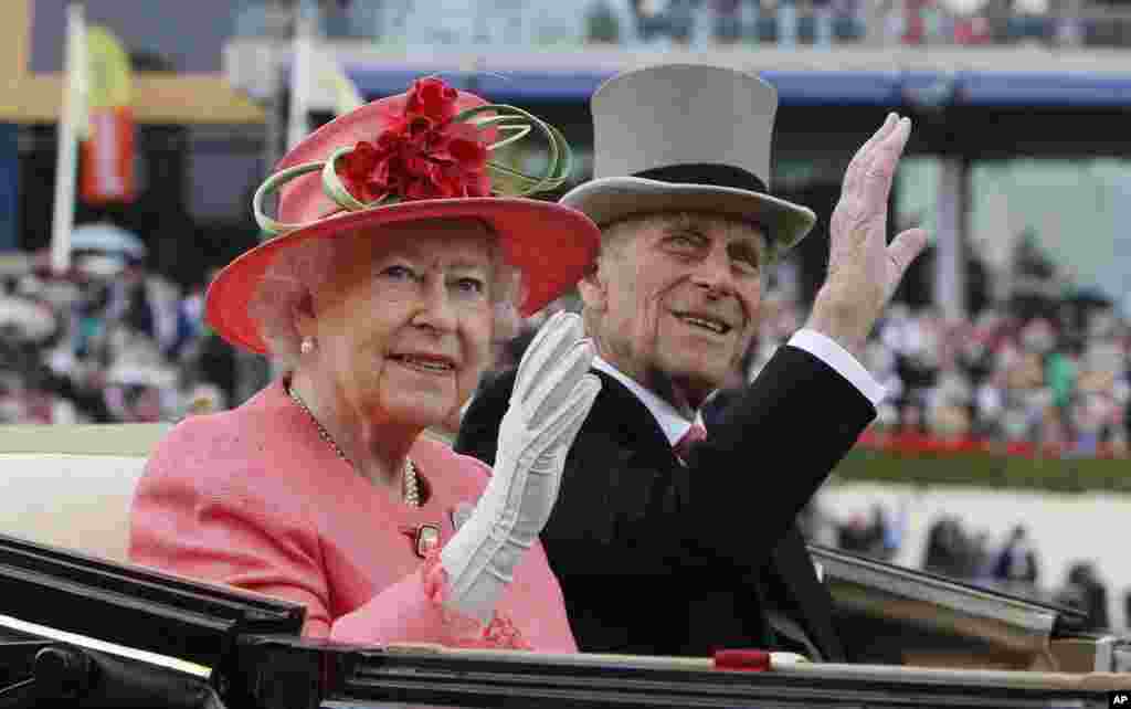Nữ hoàng Elizabeth II cùng Hoàng tế Philip đi xe ngựa diễu hành một vòng vào ngày thứ ba, theo truyền thống được gọi là Ngày các Quý bà, tại cuộc đua ngựa Ascot Hoàng gia tại Ascot, England, ngày 16 tháng 6 năm 2011. 