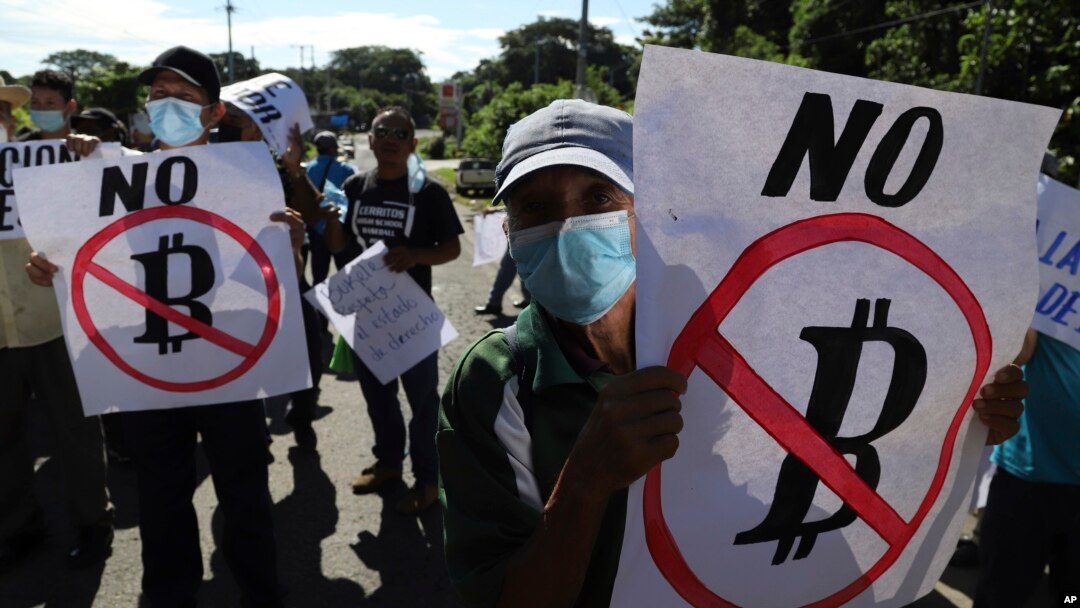 Salvadoreños protestan contra la ley que puso en marcha el uso del bitcóin. [Archivo]
