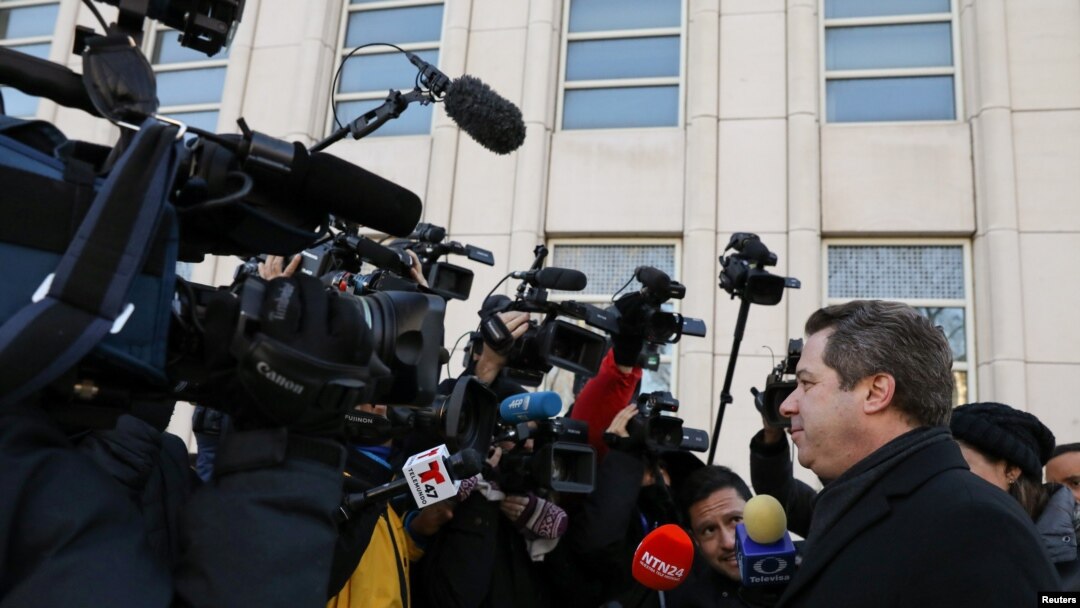El abogado de Joaquín Guzmán, Jeffrey Lichtman llega al juicio en el distrito de Brooklyn, Nueva York, EE. UU., el 6 de febrero.