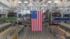 Una bandera estadounidense cuelga sobre la Terminal 1 en el Aeropuerto Internacional John F. Kennedy en Nueva York, el viernes 17 de febrero de 2023. (AP Foto/Seth Wenig)