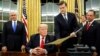 En esta fotografía de archivo, el Secretario del Personal de la Casa Blanca, Rob Porter (segundo desde la derecha) entrega al Presidente Donald Trump, un documento para confirmar al secretario de Defensa, James Mattis, el 20 de enero de 2017. Porter renunció el miércoles 7 de febrero de 2018 tras revelarse acusaciones de golpeó y maltrató a sus dos ex esposas.