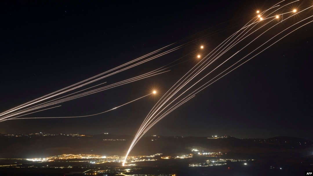 TOPSHOT - Rockets fired from southern Lebanon are intercepted by Israel's Iron Dome air defence system over the Upper Galilee region in northern Israel, on August 4, 2024, amid ongoing cross-border clashes between Israeli troops and Lebanon's Hezbollah fi