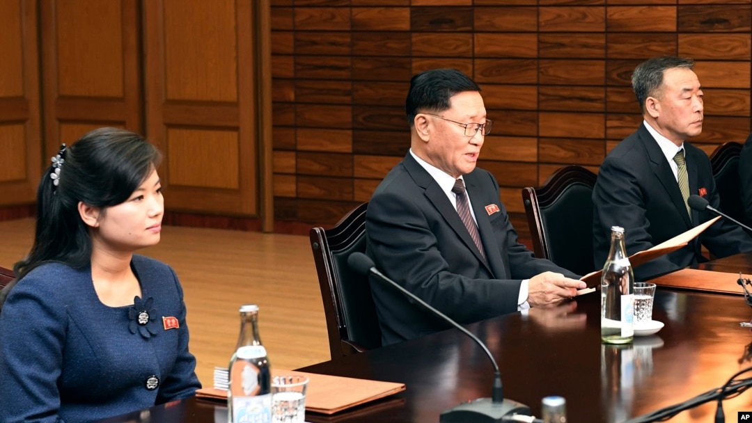 15일 판문점 북측 통일각에서 열린 평창 동계올림픽 북한 예술단 파견을 위한 실무접촉에 북측 현송월 관현악단장(왼쪽 부터), 대표단 단장인 권혁봉 문화성 예술공연운영국 국장 등이 참석하고 있다.