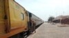 Un soldado paramilitar toma posición en una estación de tren cerca del lugar del ataque a un tren de pasajeros por parte de insurgentes, en Mushkaf, en el distrito de Bolan, en la provincia suroccidental pakistaní de Baluchistán, el 12 de marzo de 2025. 