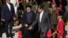 El presidente de Irán, Ebrahim Raisi, en el centro a la izquierda, camina con el presidente de Venezuela, Nicolás Maduro, cuando llega al palacio presidencial de Miraflores en Caracas, Venezuela, el lunes 12 de junio de 2023.
