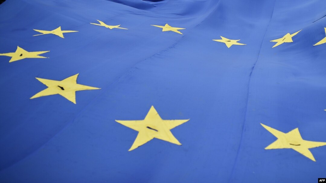 Protestors carry a giant EU flag during an anti-Brexit march on the first day of the Conservative Party annual conference in Manchester on Oct. 1, 2017.