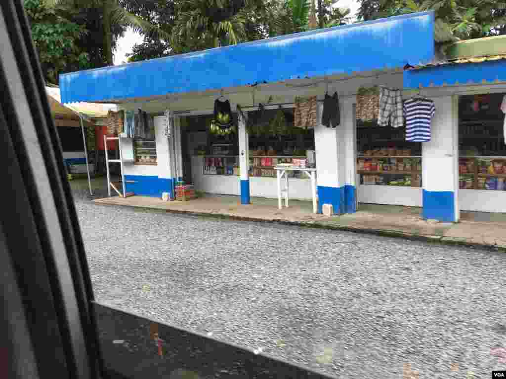 Một tiệm tạp hóa nằm bên trục đường chính chạy vòng quanh Đảo Pohnpei, Liên bang Micronesia, ngày 26 tháng 4, 2017 