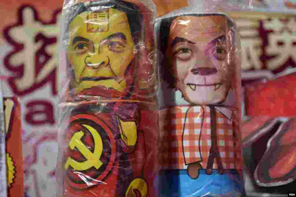  The Hong Kong Democracy Party promoted toilet paper with an unflattering portrait of Hong Kong Chief Executive Leung Chun-ying, Hong Kong, Feb. 19, 2015. (VOA / Tang Hui Yun)