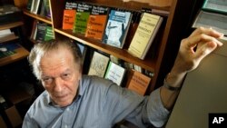 독재정권 붕괴에 기여한 것으로 알려진 책 ‘독재에서 민주주의로’(From Dictatorship to Democracy)의 작가 진 샤프 박사. (자료사진)