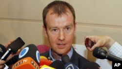 Phát ngôn viên Michael Mann của bà Catherine Ashton, người đứng đầu chính sách đối ngoại của Liên hiệp Âu châu, nói chuyện với truyền thông báo chí tại Istanbul, ngày 14 tháng 4, 2012.