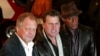 ARCHIVO - David Soul, izquierda, Paul Michael Glaser, y Antonio Fargas, derecha, astros de la serie original "Starsky and Hutch" de la década de 1970 llegan a la premiere británica de la película basada en la serie en Londres, el jueves 11 de marzo de 2004.