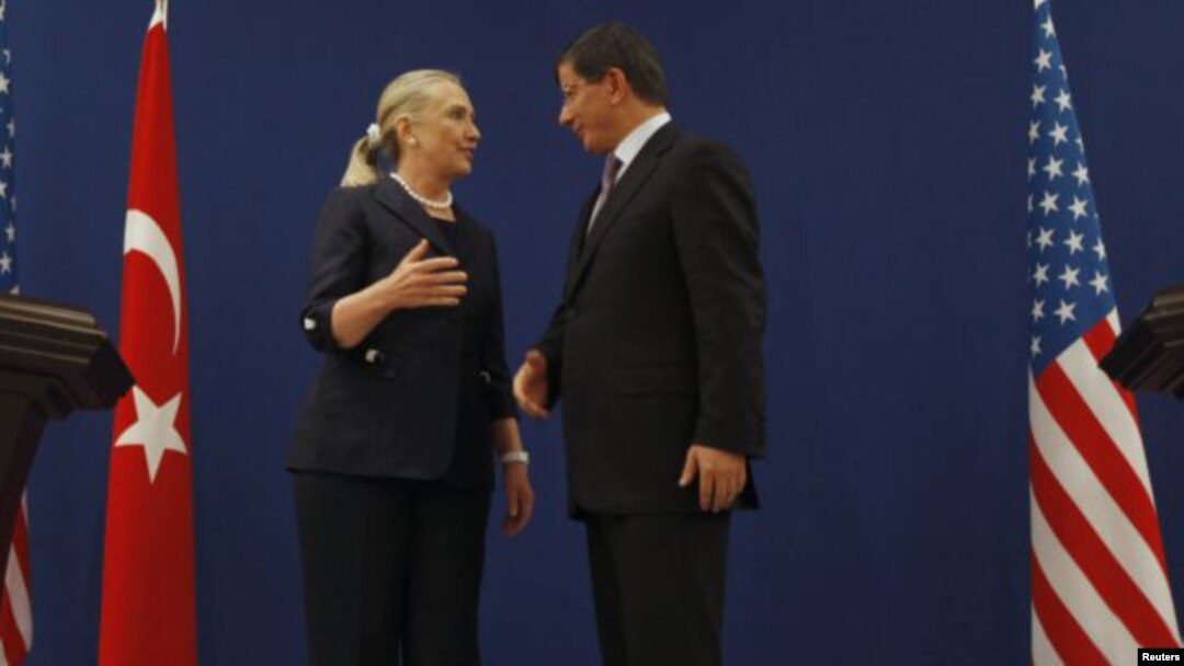 Hillary Clinton se reunió con el canciller turco en Estambul, tras poner término a una gira por nueve países africanos.