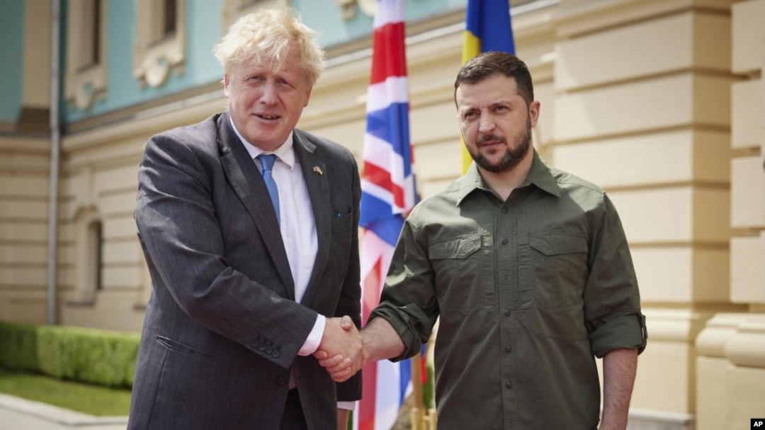 ARHIVA - Susret britanskog premijera Borisa Džonsona i ukrajinskog predsednika Volodimira Zelenskog u Kijevu, 17. jun 2022 godine (Foto: Ukrainian Presidential Press Office via AP)