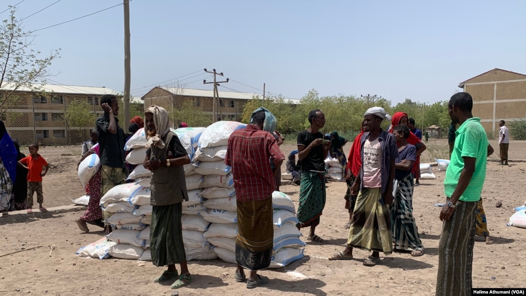 Local IDP leaders count bags of food before distribution to Internally displaced persons in Dubti, Afar, Northern Ethiopia. (Halima Athumani/VOA)