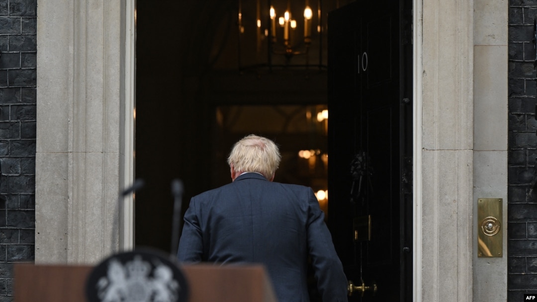 İngiltere Başbakanı Boris Johnson açıklama yaptıktan sonra ofisine dönüyor.
