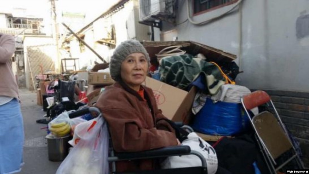 北京維權人士倪玉蘭3月26日被強行趕出在北京東城區的家門 (博訊圖片) 