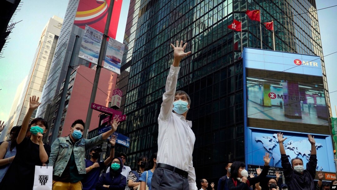 Manifestantes protestan en el distrito financiero de Hong Kong, el jueves 14 de noviembre de 2019. Dos senadores estadounidenses han propuesto un proyecto de ley que requiere más escrutinio de EE.UU. a Hong Kong.