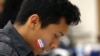 ARCHIVO - En esta fotografía del 5 de marzo de 2020, Ángel Tapia muestra su calcomanía "Yo voté hoy" mientras los estudiantes participan en la elección de participación presupuestaria en la escuela secundaria Maryvale en Phoenix.