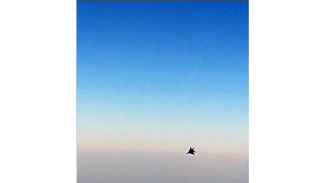 미 F-15 전투기가 시리아 영공을 넘어 이란 여객기에 근접 비행했다며, 이란 관영 통신이 24일 여객기 안에서 촬영한 동영상 캡처 사진을 공개했다.