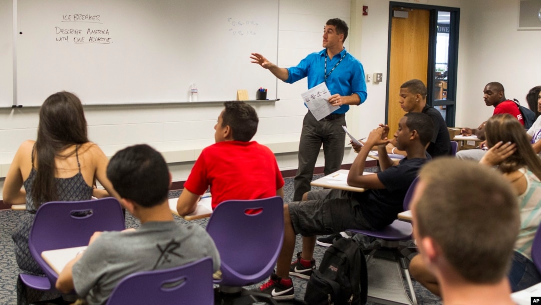 Ivan Silverberg teaches his American Studies class to eighth- and ninth-graders at the Niles North High School in Skokie, Ill., Tuesday, Aug. 20, 2013. This is the first school year that 34 Illinois school districts beyond Chicago will begin grading teachers on whether their students’ test scores are improving, but the state’s slow method of implementing the new evaluations is creating problems.