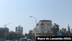 Bomba de gasolina numa avenida de Luanda, Angola