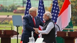 El presidente de los Estados Unidos, Donald Trump, y el primer ministro indio, Narendra Modi, se dan la mano después de hacer una declaración conjunta en Nueva Delhi, India.