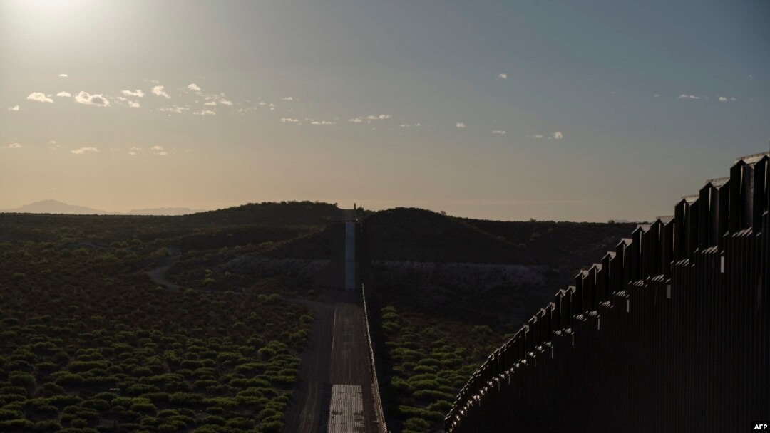 El 30 de abril de 2019, en la frontera de EE. UU. y México, cerca de Santa Teresa, Nuevo México, se construyeron cercas de estilo "Bollard" recientemente instaladas.