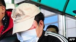 Viên thuyền trưởng Trung Quốc bị cảnh sát Nam Triều Tiên bắt giữ tại Incheon, ngày 12/12/2011