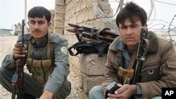Cảnh sát Afghanistan canh gác trước cổng chính của một cơ sở quân sự ở Lashkar Gah, tỉnh Helmand, miền nam Afghanistan