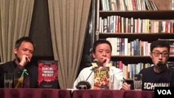 資料照：慕容雪村（中）在北京老書蟲書會舉行長篇小說《原諒我紅塵顛倒》英文版發布會。