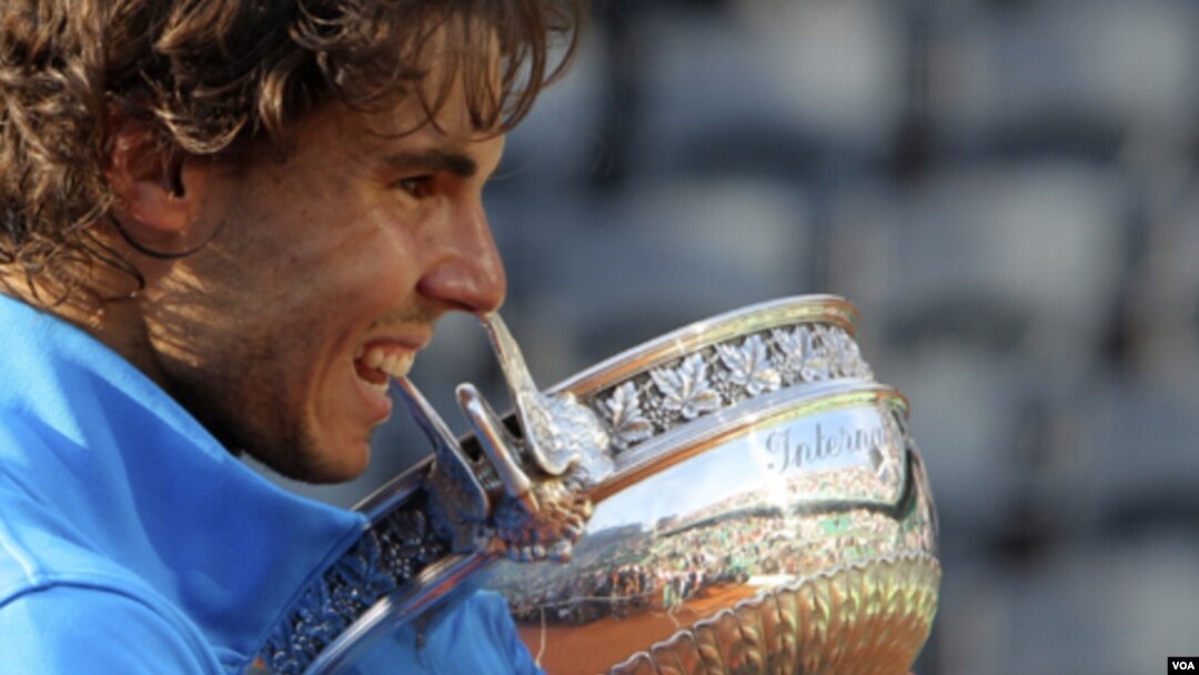 Un sello de Rafael Nadal, la mordida al trofeo tras ganar la Copa de lo Mosqueteros por sexta vez, al vencer al suizo Roger Federer.