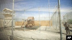 Khu vực có những thiết bị cho trẻ em chơi, bên trong một trại giam gần căn cứ Bagram, để các em có nơi giải trí khi gia đình đến thăm tù nhân trong trại giam