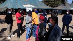 FILE PHOTO: Abanye abantu abafuna ukuhlatshwa ijekiseni yokuzivikela kumkhuhlane weCOVID-19. REUTERS/Philimon Bulawayo/File Photo