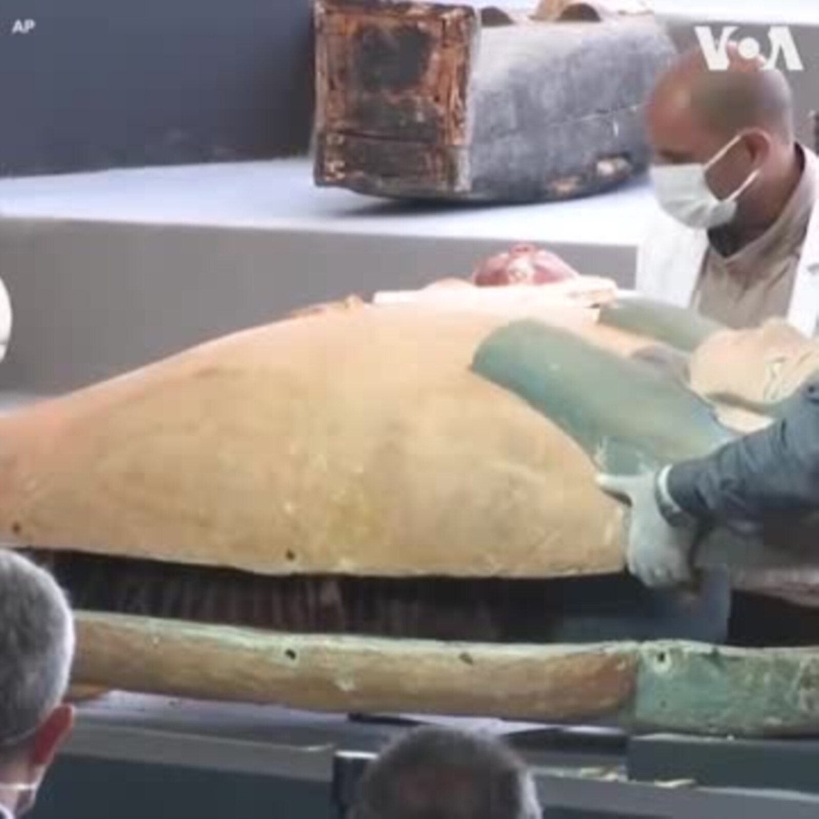 Jami’an kula da kayan tarihi na Masar sun gano wasu gumaka masu adon zinari guda 40 da kuma dadaddun akwatinan gawa aƙalla guda 100