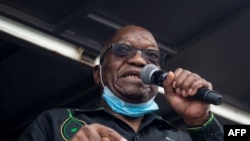 Rais wa zamani wa Afrika Kusini Jacob Zuma alipohutubia wafuasi wake mbele ya nyumba yake ya kijijini huko Nkandla baada kupewa kifungo cha miezi 15 kwa kudharau mahakama. Julai 4, 2021 