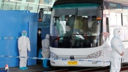 世衛新冠病毒源頭調查組在武漢天河國際機場乘坐大巴車。（2021年1月14日）
