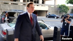 El ex jefe de campaña de Donald Trump, Paul Manafort llega a la corte para una tercera audiencia de inculpación por cargos presentados en su contra por el fiscal especial Robert Mueller. Foto del 15 de junio de 2018. REUTERS/Jonathan Ernst.