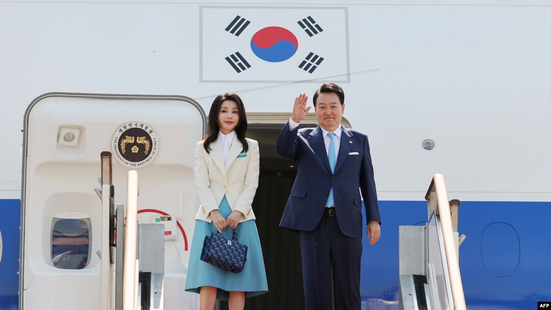 윤석열(오른쪽) 한국 대통령과 부인 김건희 여사가 지난달 프랑스 방문을 위해 성남 서울공항에서 전용기에 탑승하고 있다. (자료사진)