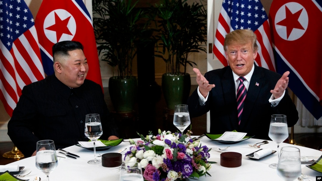 Donald Trump y Kim Jong Un se han reunido en tres ocasiones, en Singapur, Hanoi y la Zona Desmilitarizada coreana. Hasta ahora no han habido avances en las negociaciones entre ambos países.